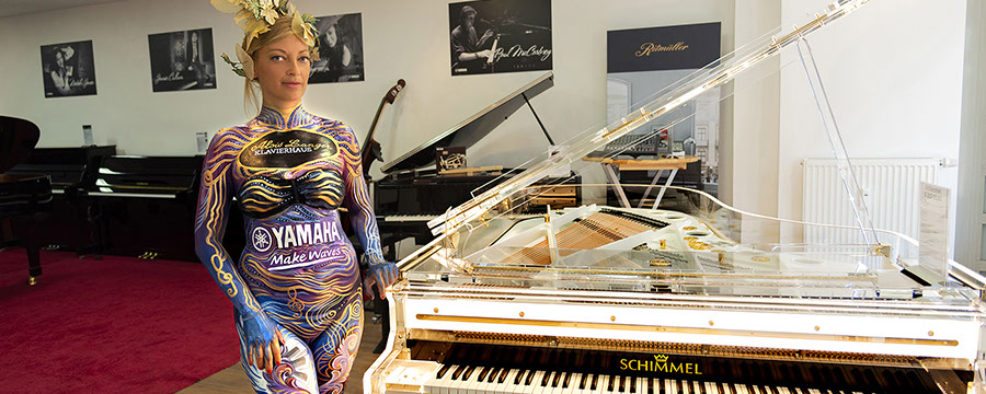 kommerzielles bodypainting, event kunst  branding, logo bodypainting
