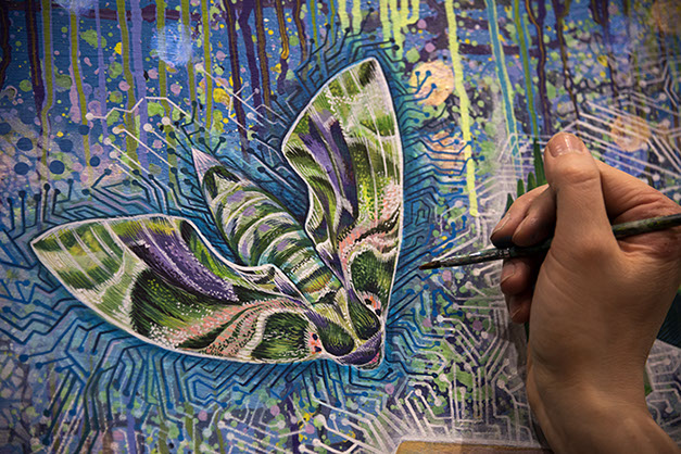 acryl gemälde in arbeit mit einem grünen falter